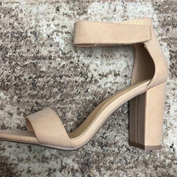 Gorgeous Elton Heels - Picture 2 of 5